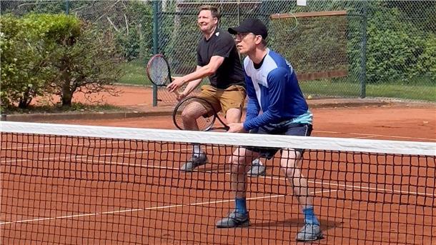 Julian Lachnitt (links) und Thomas Delik spielen Tennis