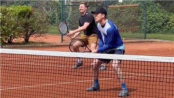 Julian Lachnitt (links) und Thomas Delik spielen Tennis
