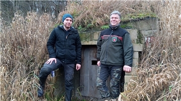 Julian Mattes (links), wissenschaftlicher Mitarbeiter der ÖNSOR, und Siegfried Rakowitz, Leiter der Revierförsterei Bevern, vor dem Winterquartier für Fledermäuse.