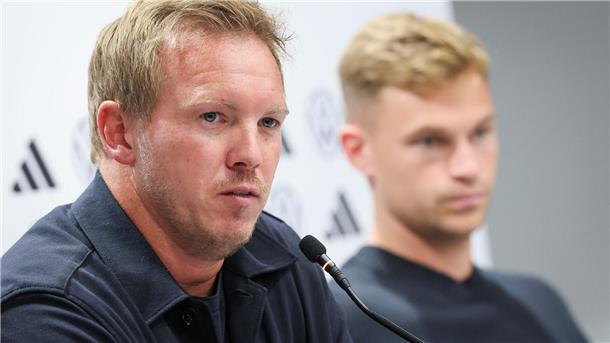 Da staunt Nagelsmann: Coachen im DFB-Trikot? Julian Nagelsmann (l) und Joshua Kimmich bei der Pressekonferenz in Bratislava.