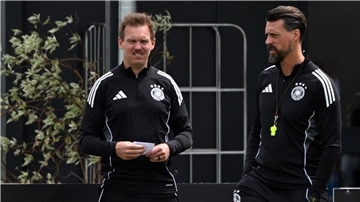 Julian Nagelsmann (l) und Sandro Wagner beim letzten gemeinsamen DFB-Training.