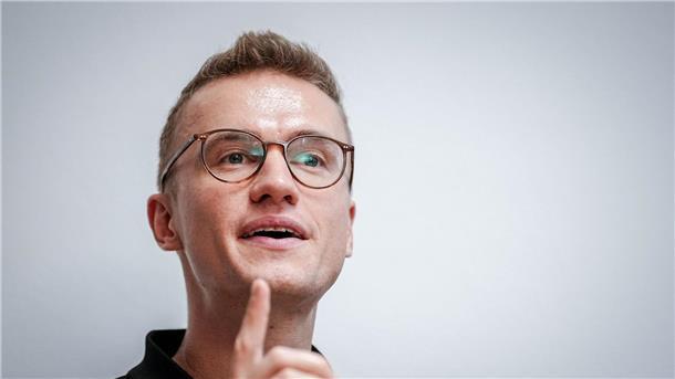 Zwei Jahre nach der Wahl: Ein Seenotretter im Parlament Julian Pahlke (Bündnis 90/Die Grünen) hat mit Hasskommentaren zu kämpfen.