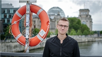 Julian Pahlke (Bündnis 90/Die Grünen) war in der zivilen Seenotrettung auf dem Mittelmeer aktiv.
