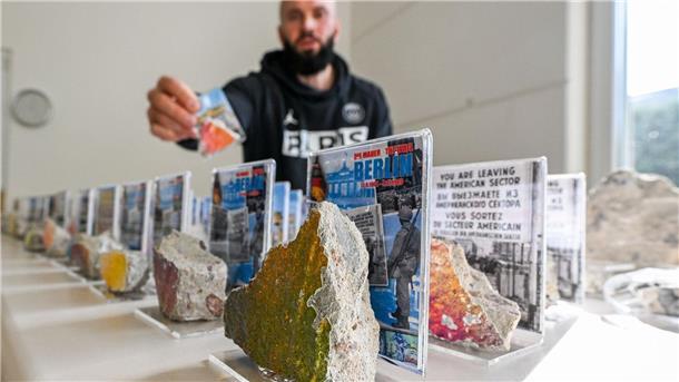 Die Mauer als Souvenir: Das Geschäft mit den Steinbrocken Julian Sacha ist mit seinem Bruder Geschäftsführer von Berlin Souvenirs.