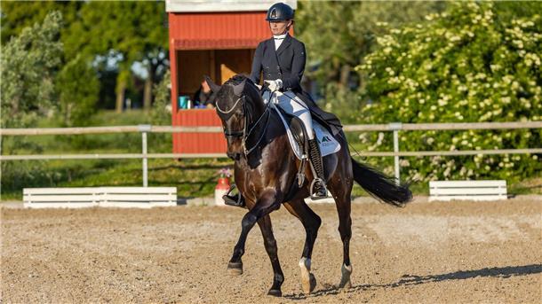 Tim Brandt und Juliane Müller ragen beim Reitturnier in Ovelgönne heraus Juliane Müller RV Ovelgönne
