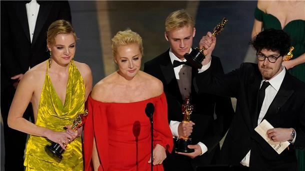 Tod Nawalnys: Ehefrau wird zum Symbol für Mut und Stärke Julija Nawalnaja (2.v.l) nimmt gemeinsam mit der Crew von „Nawalny“ den Preis für den besten Dokumentarfilm bei der Oscar-Verleihung 2023 entgegen.