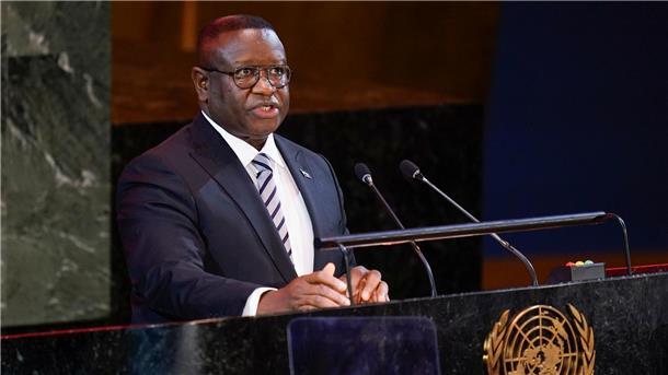 Überfälle auf Waffenlager und Gefängnisse in Sierra Leone Julius Maada Bio ist Präsident von Sierra Leone. Nach einem Überfall auf ein Waffenlager des Militärs hat die Regierung eine landesweite Ausgangssperre verhängt.