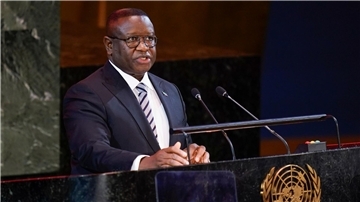Julius Maada Bio ist Präsident von Sierra Leone. Nach einem Überfall auf ein Waffenlager des Militärs hat die Regierung eine landesweite Ausgangssperre verhängt.