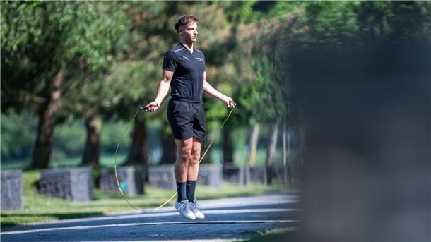 Jump Rope ist Seilspringen für Erwachsene. Philip Wahle (24) unterrichtet den Sport im Fitnessstudio „Move“ in Bremerhaven.