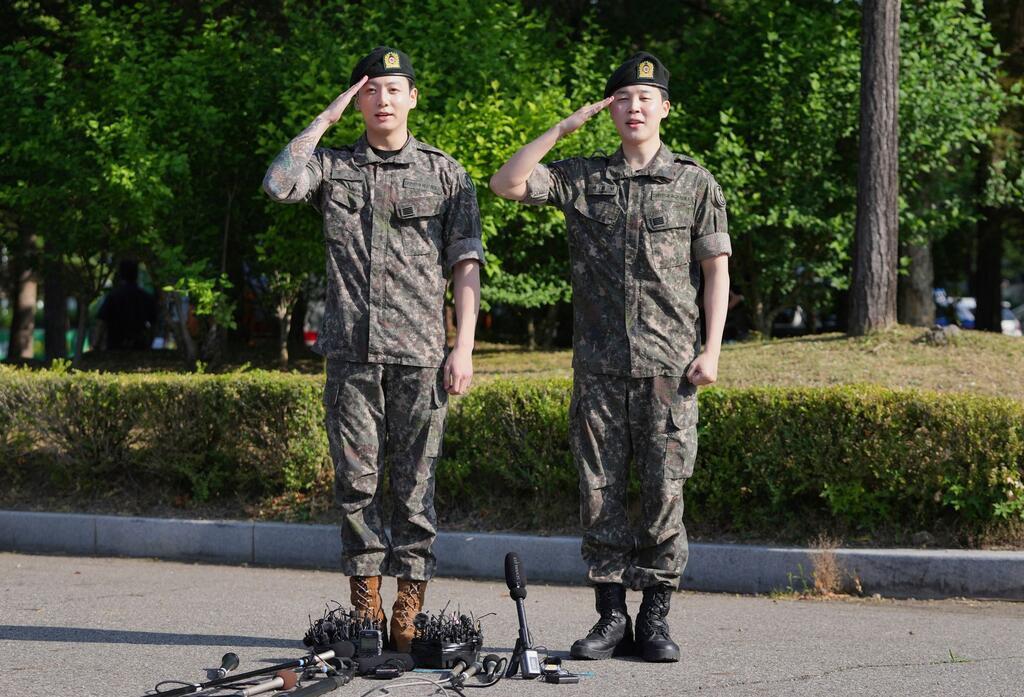 Jung Kook und Jimin (rechts) salutieren im Juni nach ihrer Entlassung aus dem Militärdienst. (Archivbild)