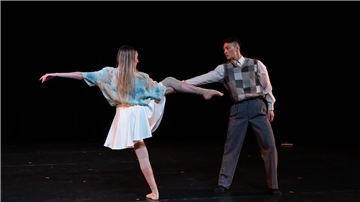 "Junge Choreografien" zeigen im Bremerhavener Theater im Fischereihafen Miniaturen, mit denen sich die Tänzer am Stadttheater Bremerhaven selbst als Choreografen ausprobieren. Hier die  Szene „Care no more“ mit Mariagiovanna Bonavita und Ming-Hung Weng.