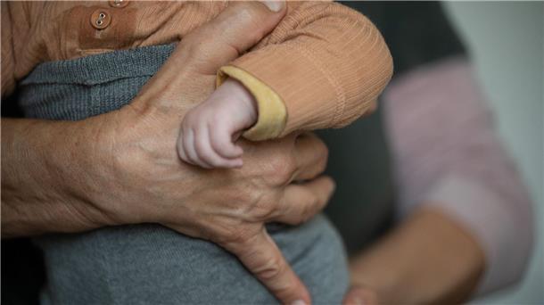 Opa mit Anfang 40 - Was junge Großeltern ausmacht Junge Großeltern sind in Deutschland ein seltenes Phänomen, der Trend geht in eine andere Richtung.