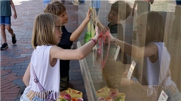 Junge Kunst auf Glas: Die Kinder durften die Schaufenster in der Innenstadt mit bunten Motiven verzieren und hatten dabei jede Menge Spaß.
