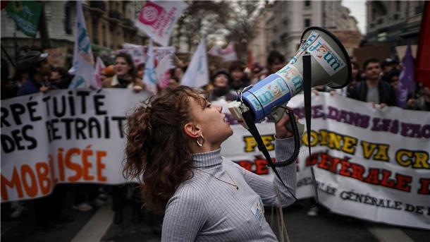 Junge Menschen in Frankreich protestieren gegen die Rentenreform der Regierung - mit Folgen.