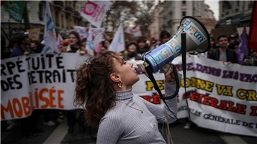 Junge Menschen in Frankreich protestieren gegen die Rentenreform der Regierung - mit Folgen.