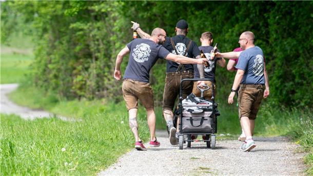 Kein Sommermärchen für Brauer: Bierabsatz bricht ein Junge Menschen trinken mehr Bier als alte. Daher schlägt auch die Alterung der Gesellschaft auf den Bierkonsum.