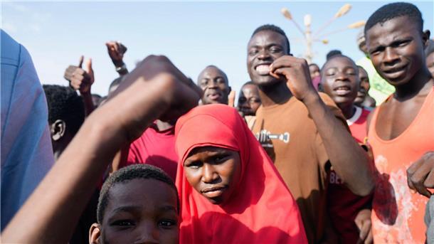 Machthaber im Niger planen Übergangsregierung Junge Nigrer versammeln sich in der Hauptstadt Niamey.