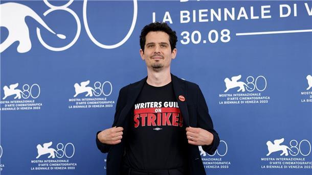 „Ferrari“ bringt die Stars zurück nach Venedig Jurypräsident Damien Chazelleträgt ein T-Shirt mit dem Slogan „Writers Guild on Strike“ in Venedig.