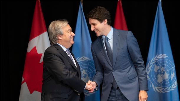 Justin Trudeau (r), Premierminister von Kanada, begrüßt Antonio Guterres, Generalsekretär der Vereinten Nationen, während eines bilateralen Treffens.