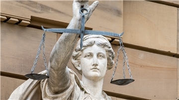 Missbrauch: Angeklagter soll in Geestland zugeschlagen haben Göttin Justitia
