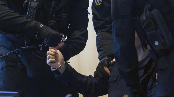 Geiseln des Halle-Attentäters berichten von Todesangst Justitzbeamte nehmen dem Angeklagten im Gerichtssaal die Handschellen ab.