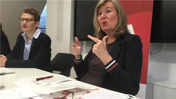 Wie Beschäftigte in Bremerhaven übers Ohr gehauen werden Zwei Frauen am Tisch