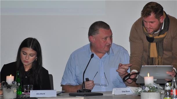 Kämmerer Olaf Butt (Mitte) und Gemeindebürgermeister Marc Breitenfeld erläuterten die wichtigsten Zahlen in der jüngsten Sitzung des Ausschusses für Finanzen, Digitalisierung, Wirtschaft und Tourismus. Links: Alia Blank, Verwaltungsmitarbeiterin im Fachbereich Finanzen.
