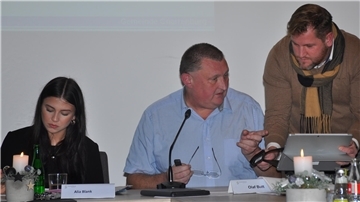 Kämmerer Olaf Butt (Mitte) und Gemeindebürgermeister Marc Breitenfeld erläuterten die wichtigsten Zahlen in der jüngsten Sitzung des Ausschusses für Finanzen, Digitalisierung, Wirtschaft und Tourismus. Links: Alia Blank, Verwaltungsmitarbeiterin im Fachbereich Finanzen.