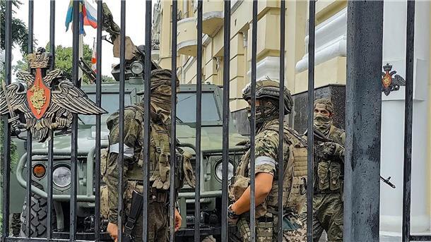Geschäft mit dem Krieg: Privatarmeen weltweit im Einsatz Kämpfer der Söldnergruppe Wagner bewachen einen Bereich in Rostow am Don.