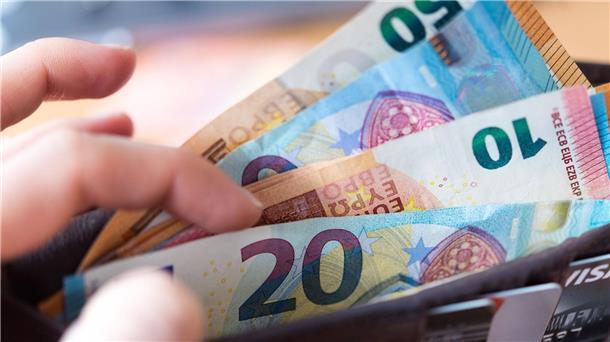 EU kämpft gegen Geldwäsche: Bargeldobergrenze kommt Käufe in Höhe von mehr als 10.000 Euro dürfen nicht mehr bar bezahlt werden.