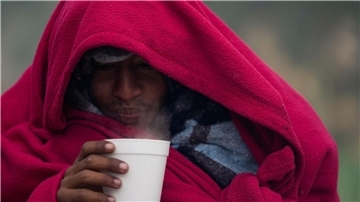 Kaffee gegen das kalte Wetter: Ein Migrant aus Venezuela in einem behelfsmäßigen Lager an der Grenze zwischen den USA und Mexiko.