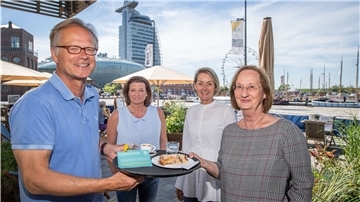 Kaffee, Kuchen und alles, was schmeckt: Anstelle des öffentlichen Bürgerbrunches auf dem Theaterplatz werben die Verantwortlichen der Bürgerstiftung (von links) Jörg Schulz, Heike Kelling, Britta Ströer und Esther Lindenau für ein privates Brunchen mit Fotos und Videos und hoffen auf ebenso hohe Spendenfreude wie stets.