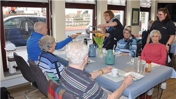 Kaffeestunde in der Senioren-WG Columbus. Zu den Mahlzeiten kommen die Bewohnerinnen und Bewohner stets zusammen.
