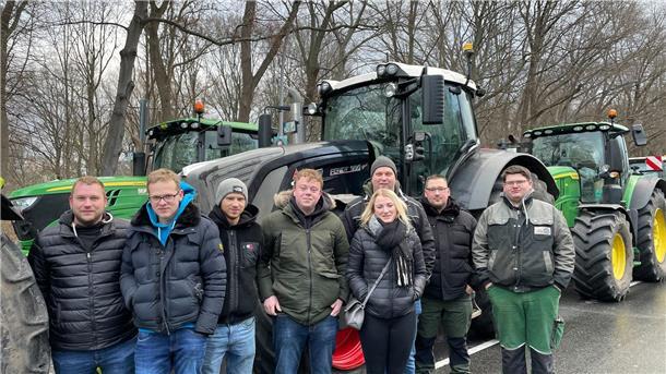 Bauernproteste: So unterstützen die Landwirte aus unserer Region die Großdemo Kai Semke, Luca Grabau, Kevin Geils, Nils Frei, Bernhard Ahrens, Stefanie Tammling, Lasse Stollenwerk und Felix von Minden ( von links) sind am Sonntag mit acht Traktoren aus dem Landkreis Cuxhaven angereist.