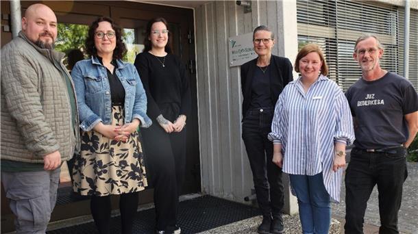 Sozialpädagogische Unterstützung für Schulverweigerer Kai Uhlhorn (rechts) und Eva Heins (3. von rechts) vom Paritätischen Cuxhaven freuen sich mit Julia Binkowski (2. von rechts), Bereichsleiterin Sozialplanung Kreis, über neue Hilfsmöglichkeiten für junge Menschen. Daniel Depping (links, Jugendwerkstatt) sowie Elvira Pfeifer (2. von links) und Louisa Bohn (3. von links) von PACE haben ihre Arbeit aufgenommen.