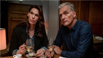 Kaja Johansen (Ilonka Petruschka) und Robert Anders (Walter Sittler) begegnen sich im Restaurant - so der Ausgangspunkt von „Der Kommissar und der See“.