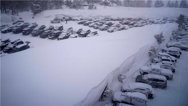 Schnee im sonnenverwöhnten Kalifornien Kalifornien und andere Teile des Westens der USA sind durch den jüngsten Wintersturm, der die Vereinigten Staaten heimgesucht hat, mit starkem Schnee und Regen konfrontiert.