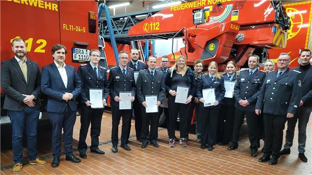 Nordenham: Streit zwischen Feuerwehr und Stadtrat hallt auf Versammlung nach Kamen jetzt anlässlich von Beförderungen innerhalb der Freiwilligen Ortswehr Nordenham an der Strehlener Wache zusammen (von links): Pascal Meyer (Öffentliche Versicherung), Nils Siemen, Nils Schwarting, Pierre Suhr, Moritz Voskamp, Dennis Hausburg, André Schönherr, Jacqueline Voskamp, Annegret Conrady, Maren Schwarting, Lea-Sophie Martens, Christian Stahl, Sonja Brödje, Jan-Dirk Balz und Jörn Fuhrken.