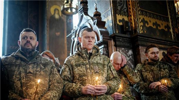 Trauer und Zuversicht in Kiew - Z-Symbole in Moskau Kameraden des gefallenen Soldaten Jurij Storoschew nehmen Abschied.