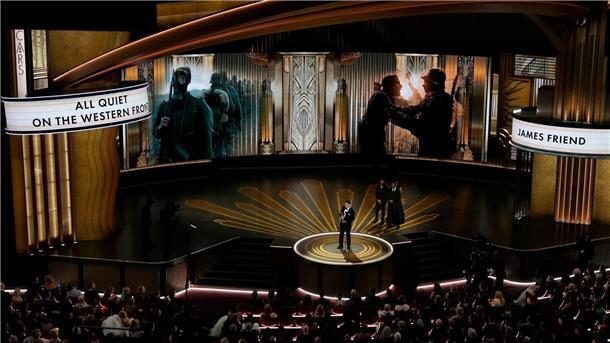 „Im Westen nichts Neues“ gewinnt vier Oscars Kameramann James Friend nimmt den Preis für die beste Kameraführung entgegen.