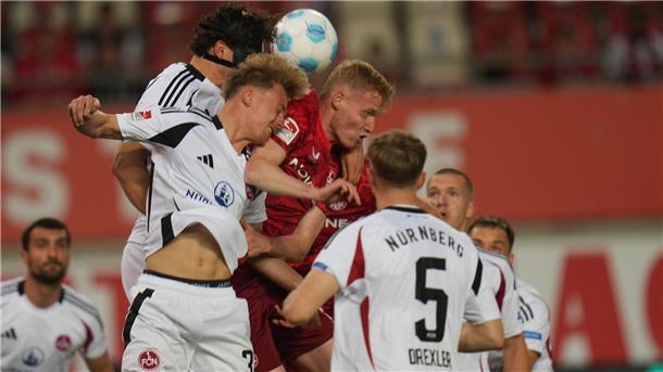 Kampf um den Ball: Lauterer und Nürnberger lieferten den Fans ein spannendes Duell.