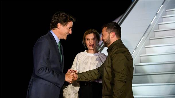 Kanadas Premierminister Justin Trudeau begrüßt seinen ukrainischen Amtskollegen Wolodymyr Selenskyj und dessen Frau Olena Selenska auf dem Flughafen von Ottawa.