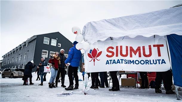 Dänemark, Grönland und die Unabhängigkeit Kandidaten der grönländischen Partei Siumut verteilen Flugblätter.