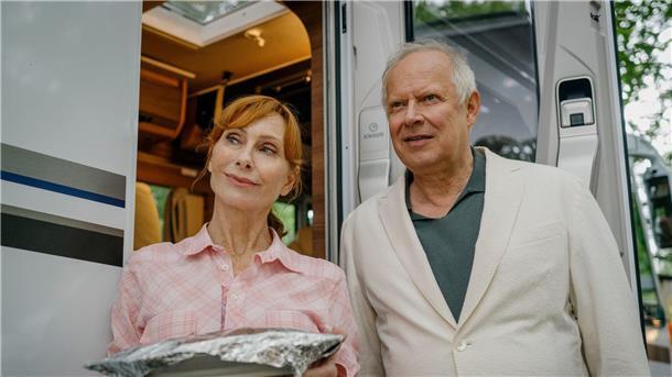 Chaos beim Camping - Neue Folge der „Familie Bundschuh“ Kann das gut gehen? Statt einer Auszeit im Hotel genießt Gundula (Andrea Sawatzki, l.) mit Gerald (Axel Milberg, r.) ein romantisches Zusammensein auf dem Campingplatz.