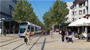Kann diese Montage einmal Wirklichkeit werden? Ein Prüfverfahren soll Klarheit bringen, ob die Straßenbahn einen volkswirtschaftlichen Nutzen für die Stadt hat.