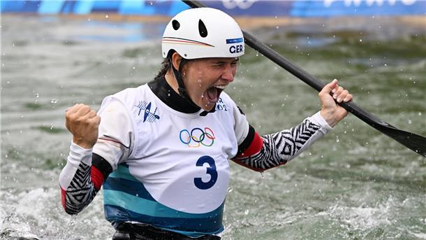 Kanutin Elena Lilik holt Olympia-Silber - und Bremerhaven jubelt mit Kanutin Elena Lilik bejubelt ihre Silbermedaille.