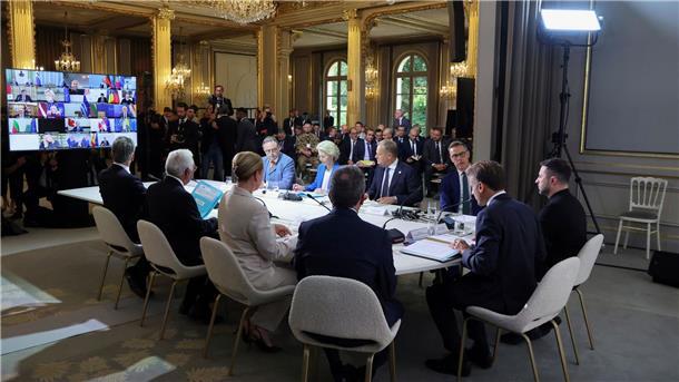 Deutschland will sich nicht auf Militäreinsatz festlegen Kanzler Merz nahm per Video an dem Treffen in Paris teil.