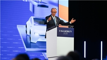 Kanzler Merz spricht bei der IAA-Eröffnung. 