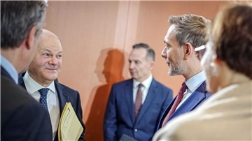 Kanzler Olaf Scholz (2.v.l) und Finanzminister Christian Lindner (2.v.r) schauen sich tief in die Augen.