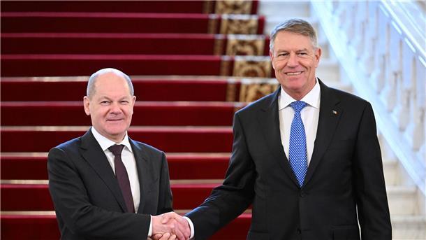 Scholz will Schengen-Beitritt Rumäniens bis Ende des Jahres Kanzler Olaf Scholz wird von Rumäniens Präsident Klaus Iohannis in Bukarest begrüßt.